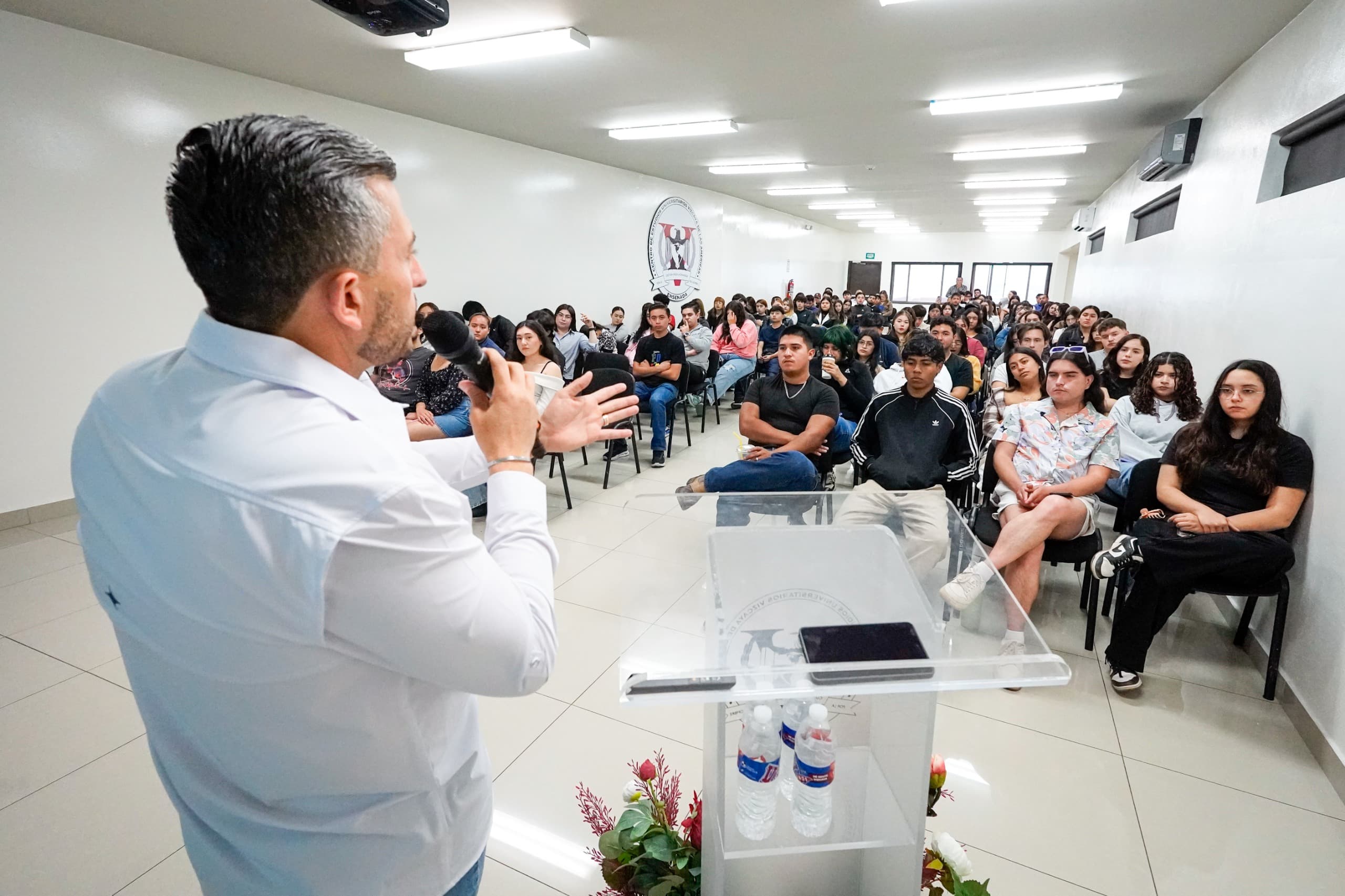 Expone director de CESPE los retos de la gestión hídrica ante comunidad universitaria