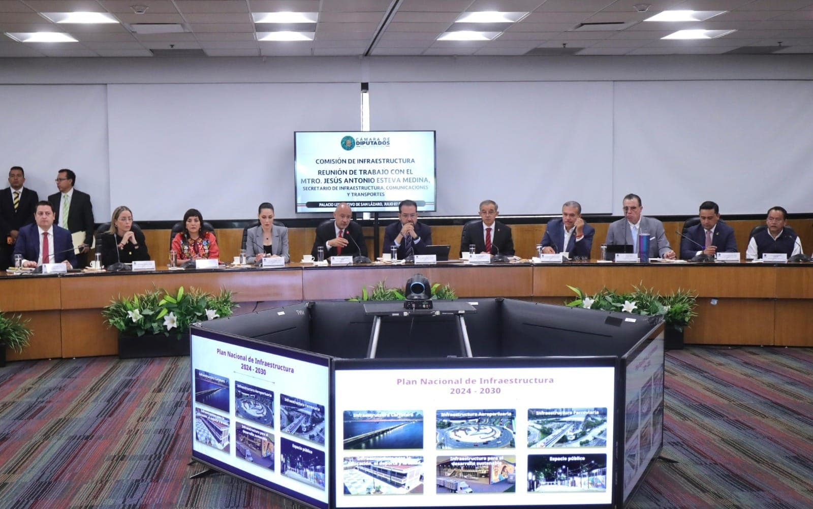 El Gobierno de México invertirá más de 600 mil mdp en obras carreteras, educativas y deportivas en la presente administración