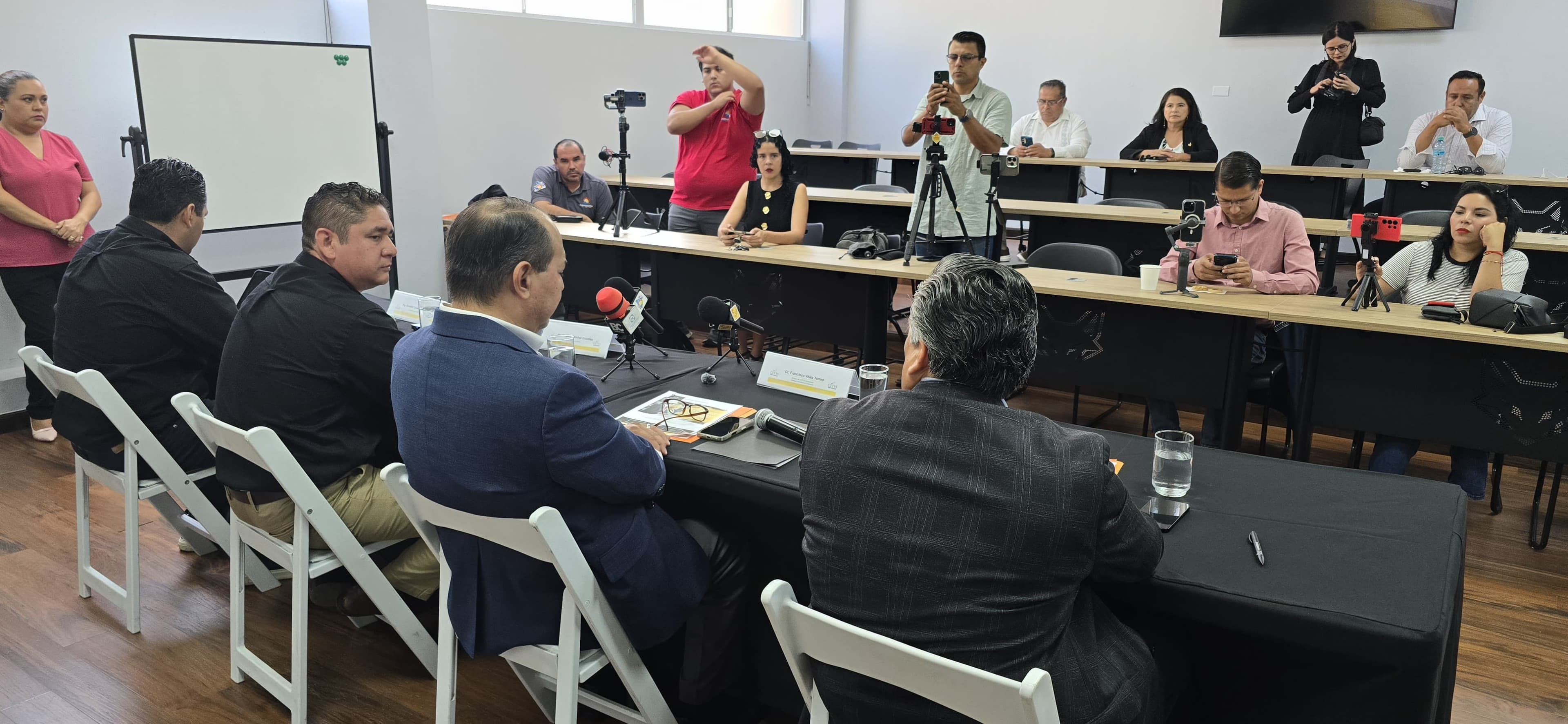 Constructoras enfrentan el reto de sobrevivir a sus propios números: Enrique Sánchez