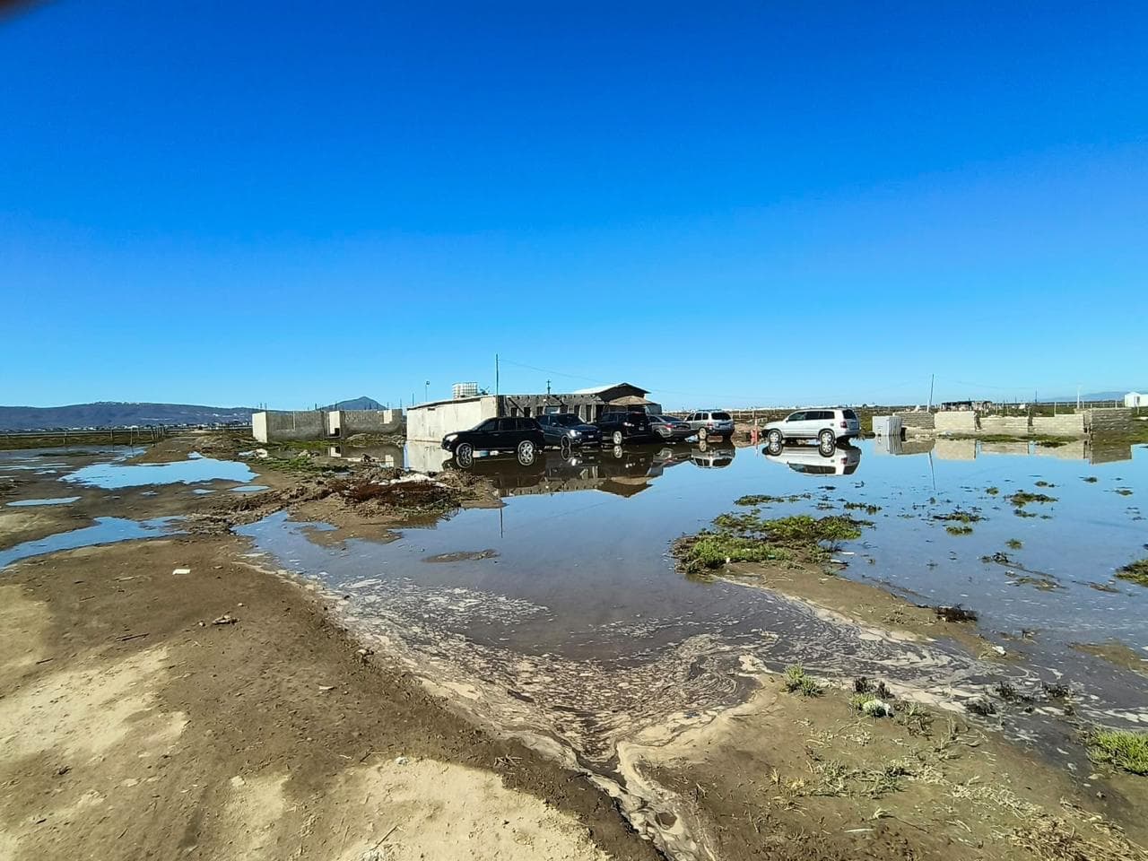 Viviendas afectadas por inundación en El Salitral, Ensenada